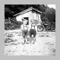 014-0025 Juli 1942 - Gretel und Erna Kuckuck auf der Bruecke vom Gutshof nach Krugdorf.jpg